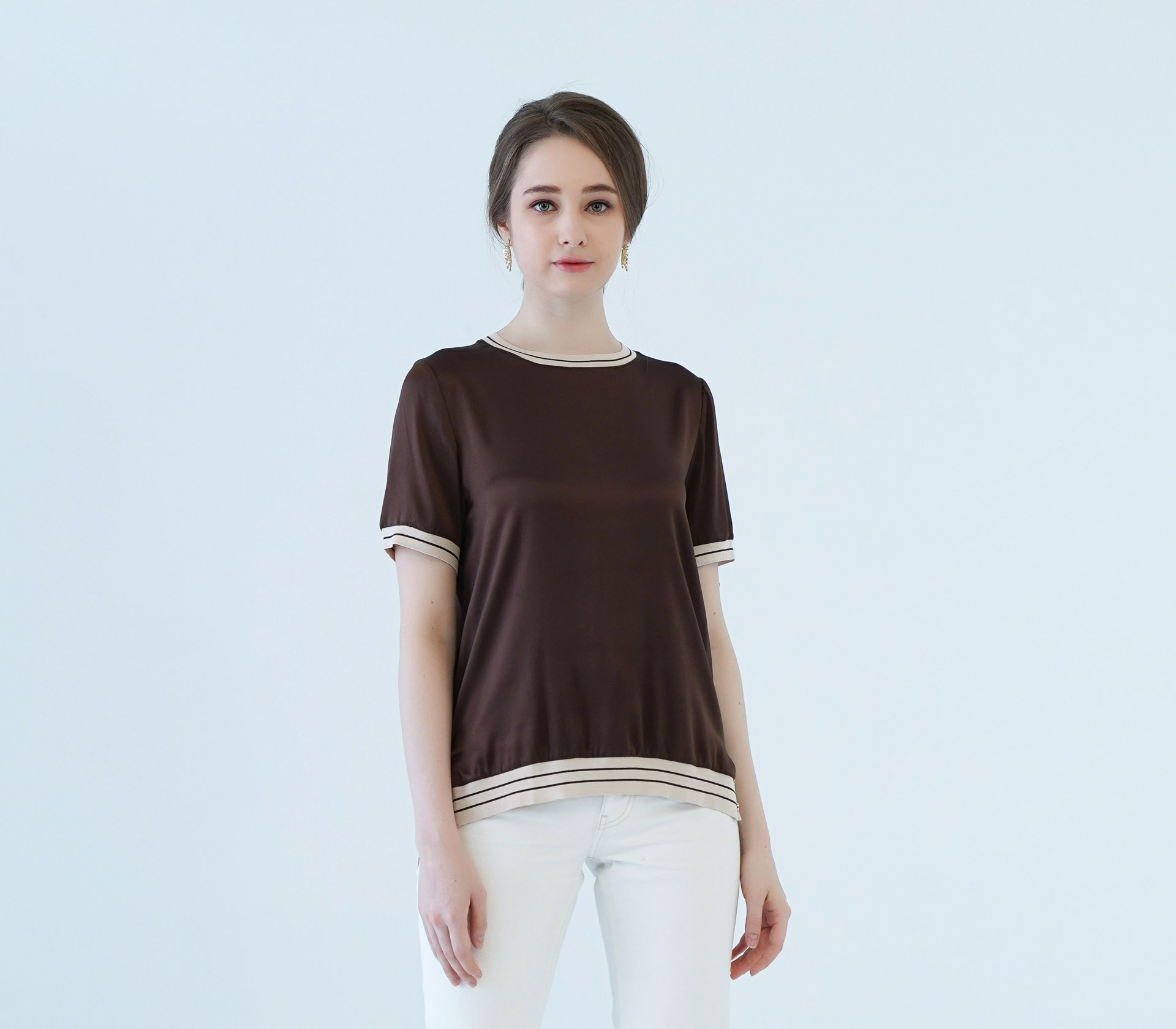 闕蘭絹前短後長下擺釘釦造型素面蠶絲緞面上衣 - 咖色 - 6650