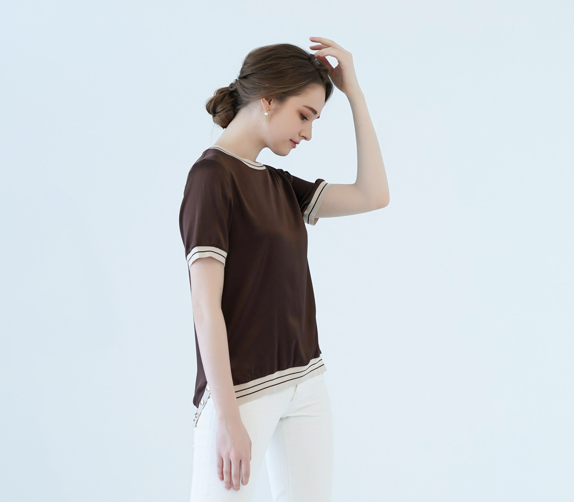 闕蘭絹前短後長下擺釘釦造型素面蠶絲緞面上衣 - 咖色 - 6650